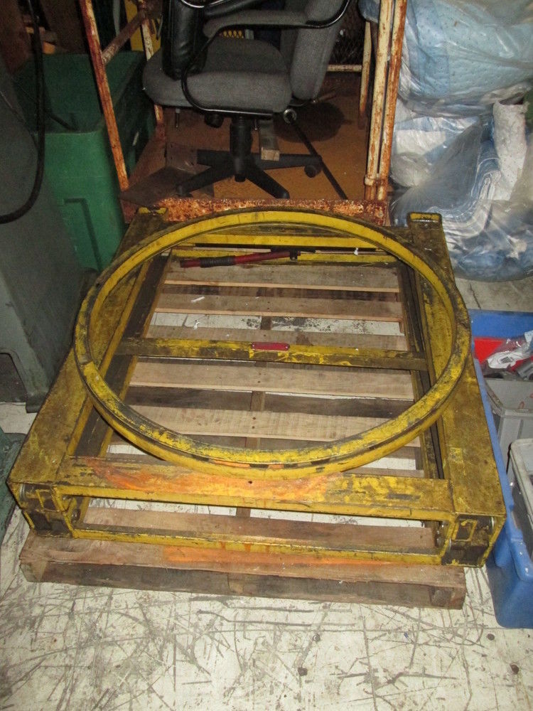 Vestil Manual Operation Swivel Pallet Lift Table, 4000Lb. Capacity, 40