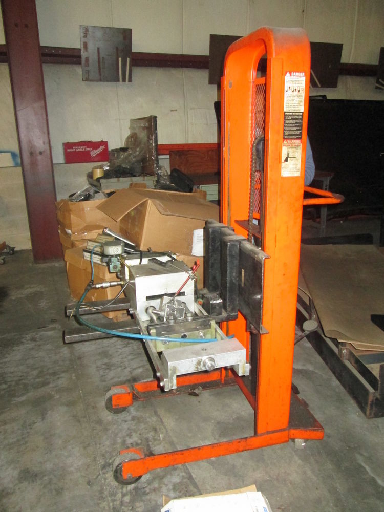 Lee Engineering Co Model M252 1000Lbs Max Cap Hydraulic Lift W/25" Forks